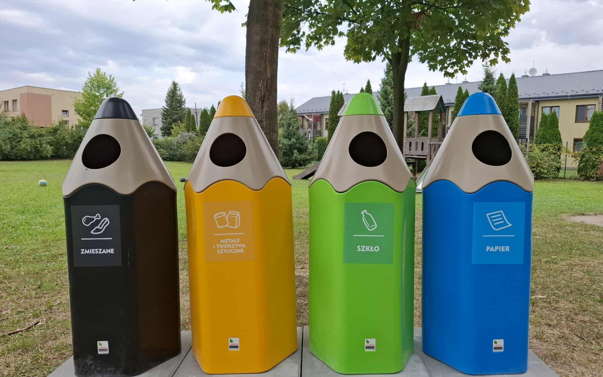 Oświęcim. Pojemniki – kolorowe kredki mają uczyć dzieci recyklingu i zachęcać do ekologicznego stylu życia.