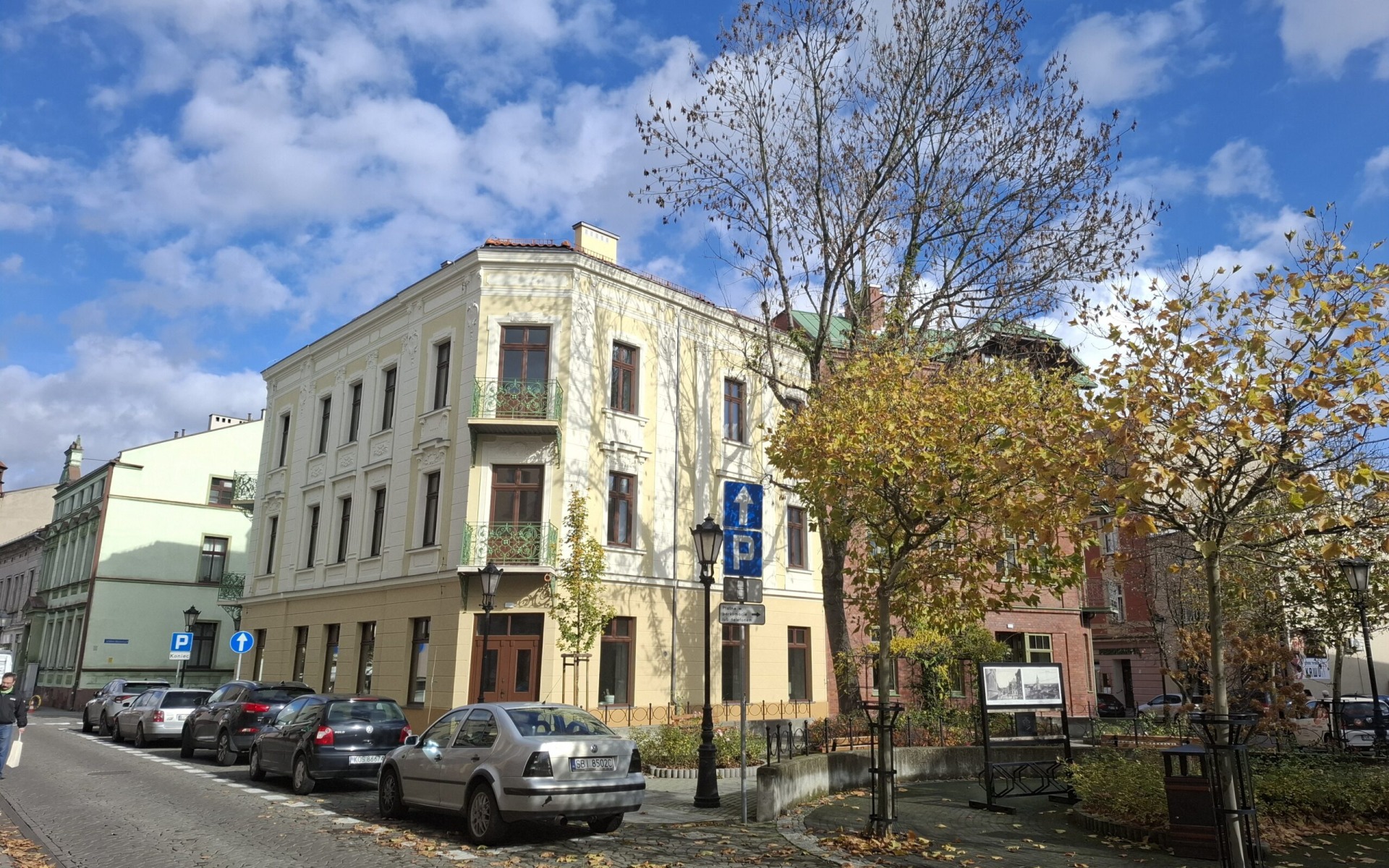 Oświęcim. Prawdziwa ozdoba oświęcimskiej starówki. Po rewitalizacji kamienice przy ul. Mickiewicza 2 do 4 prezentują się bardzo okazale