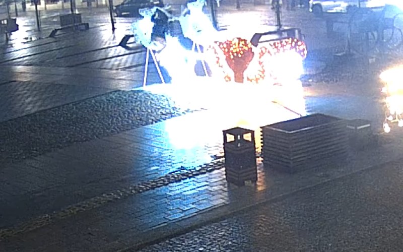 Oświęcim. Świetlny renifer zniszczony przez wandala