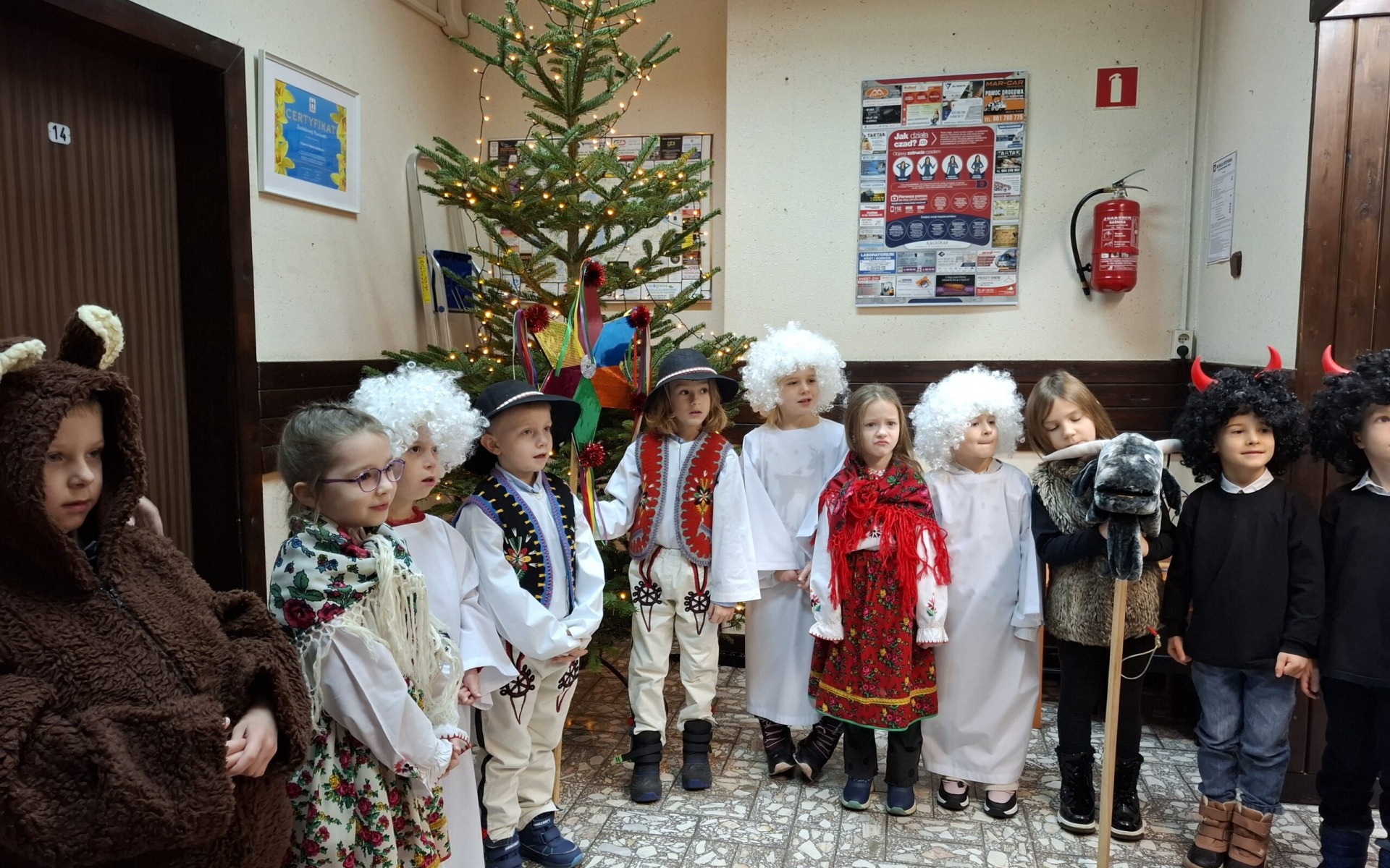 Oświęcim. Choinka w urzędzie gotowa na Boże Narodzenie. Ubrały ją starszaki z Miejskiego Przedszkola nr 16