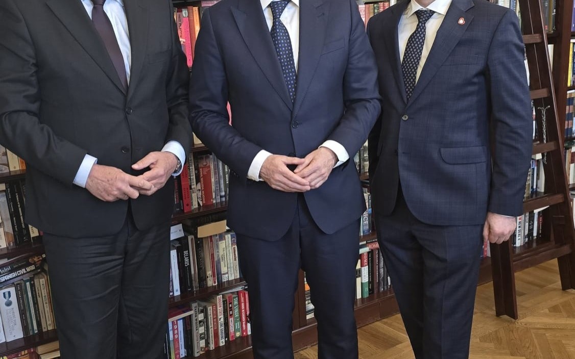 Drzewo z Warszawy dołączy do innych w Alei Drzew Pamięci w Oświęcimiu