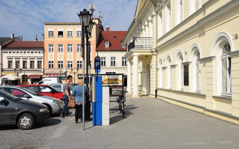 1 złoty za 30 minut parkowania w strefie płatnego postoju
