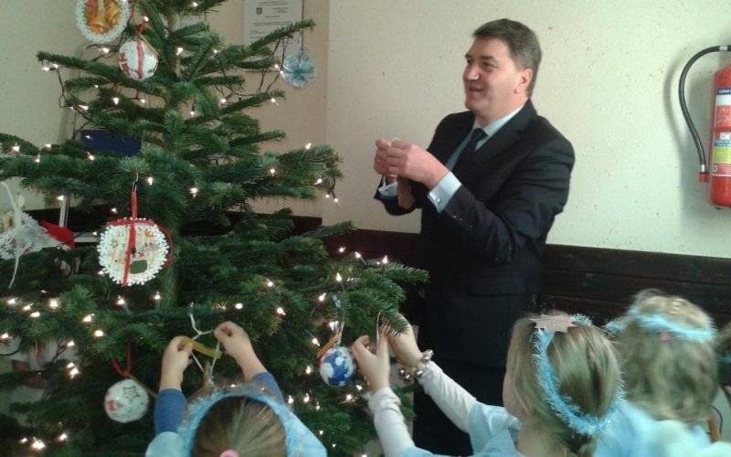 Świąteczny nastrój w urzędzie. Przedszkolaki ubrały choinkę
