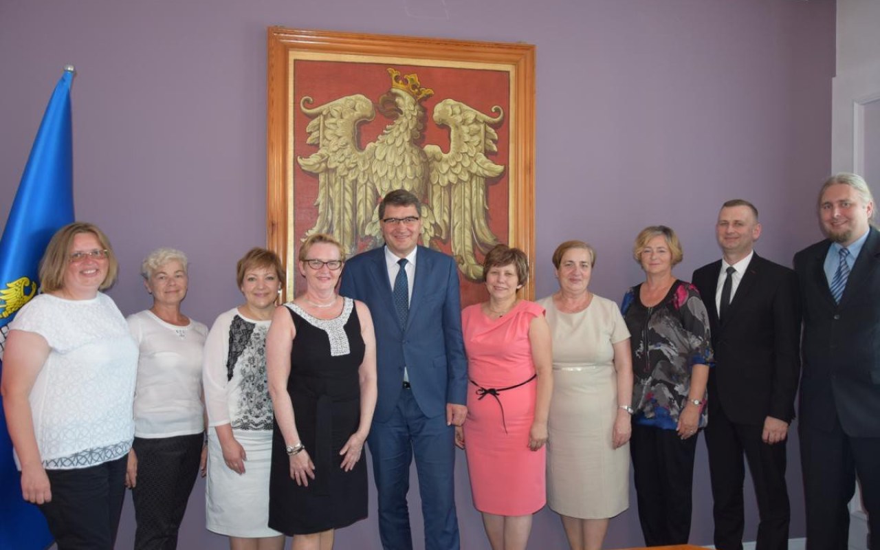 Starzy dyrektorzy szkół odchodzą, nowi obejmują stery