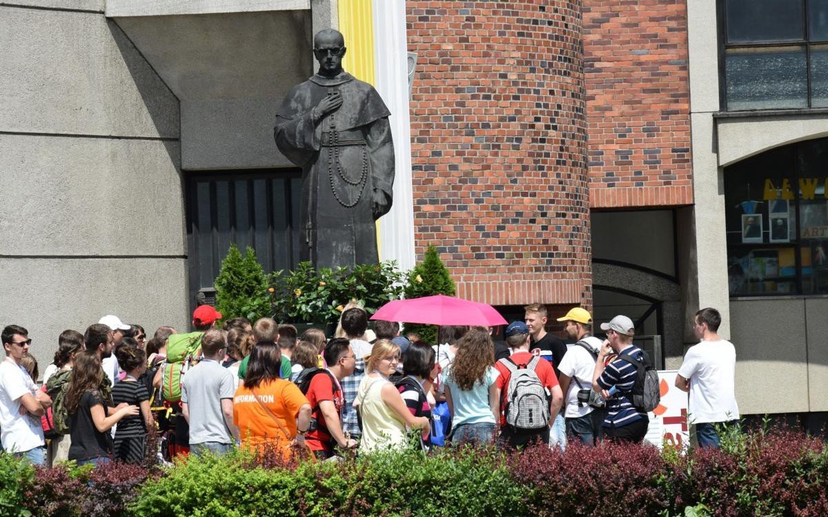 Kolorowe i roześmiane grupy pielgrzymów przemierzają Oświęcim