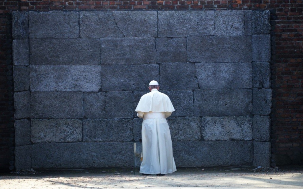 Ojciec Święty z wizytą w byłym niemieckim nazistowskim obozie koncentracyjnym i zagłady Auschwitz-Birkenau