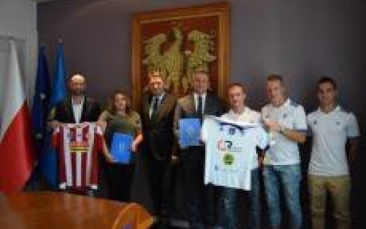 Przed nowym sezonem piłkarskim Prezydent Miasta Oświęcim spotkał się z KS SOŁA Oświęcim i MKP UNIA Oświęcim