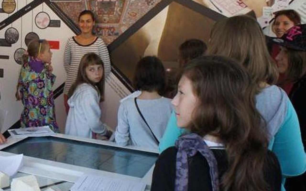 "Muzeum na kółkach" prezentujące historię społeczności żydowskiej w Polsce stanie na rynku