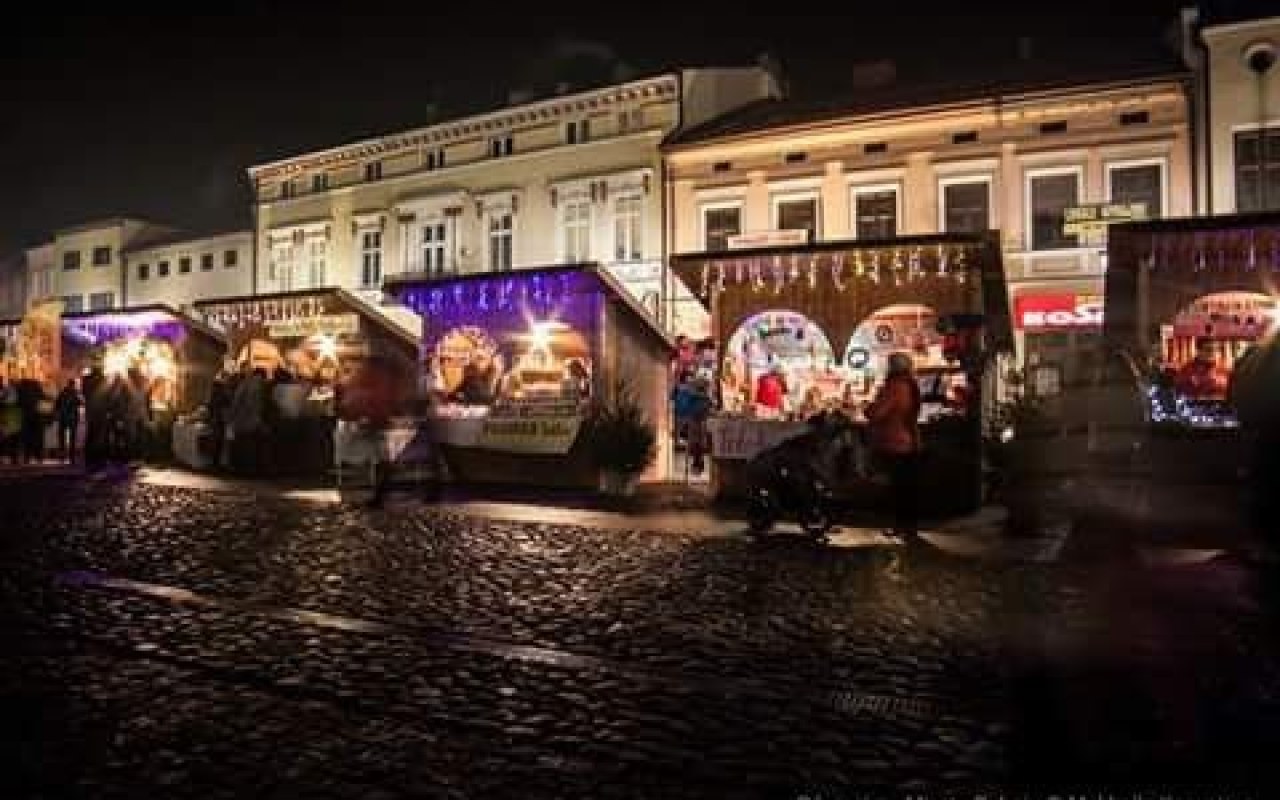 Na rynku w bożonarodzeniowym klimacie