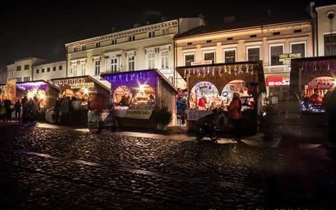 Na rynku w bożonarodzeniowym klimacie