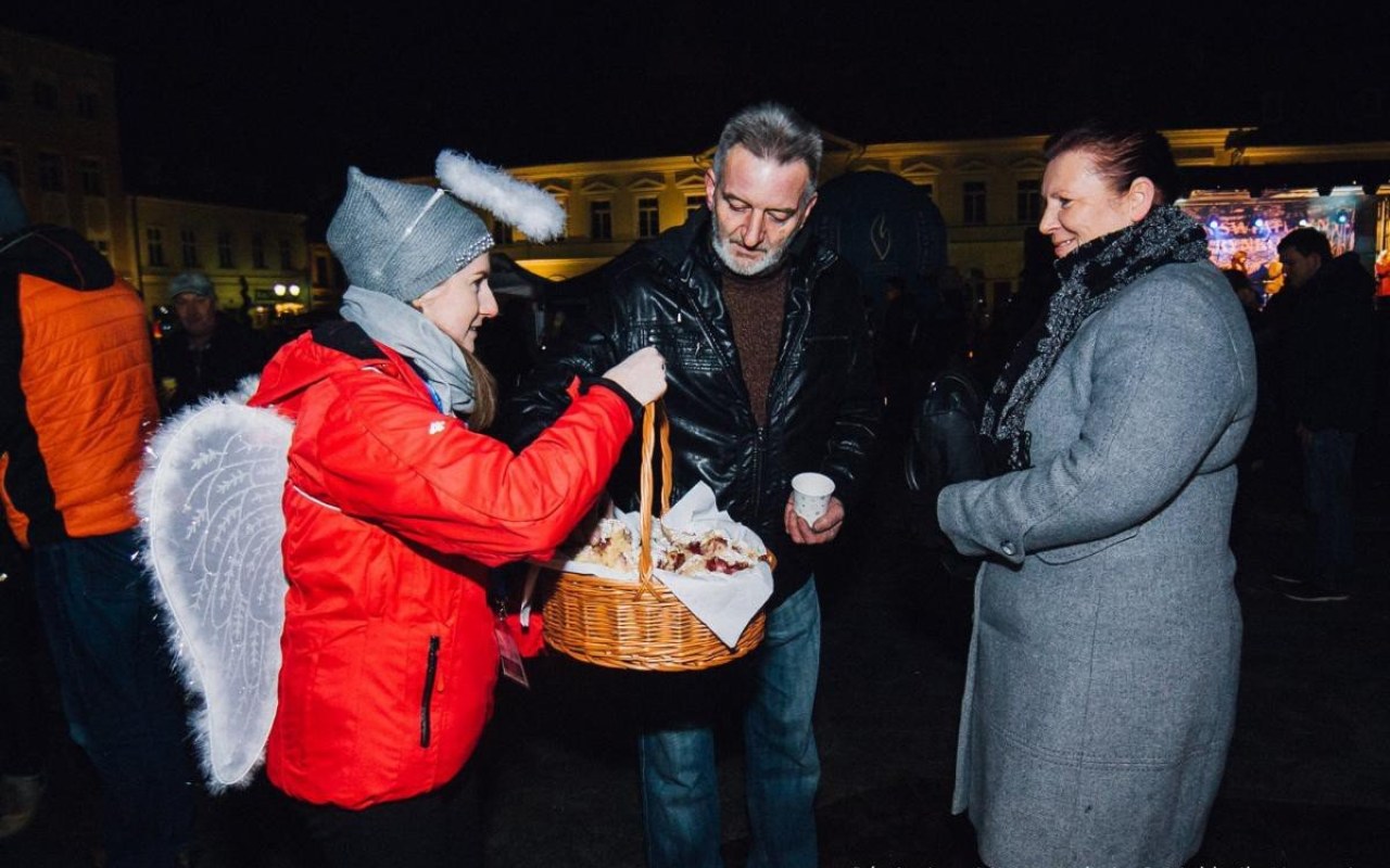 Wszyscy wszystkim ślą życzenia. IX Wigilia Miejska na rynku