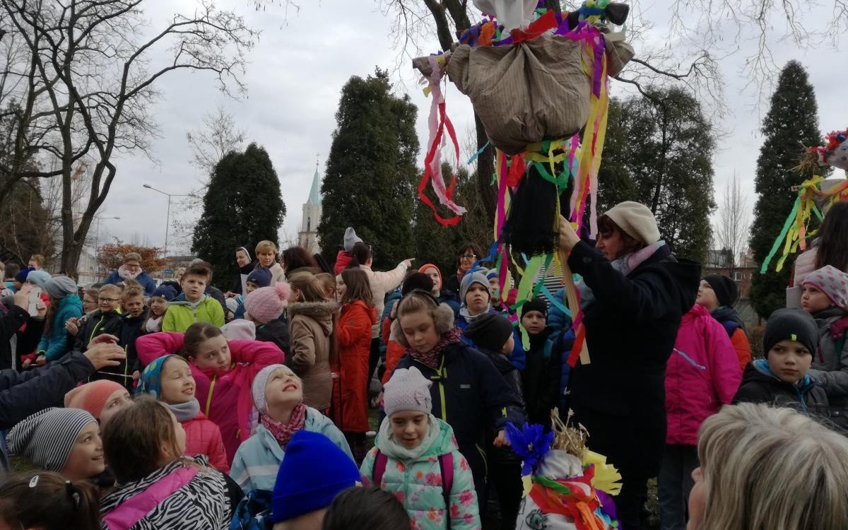 Oświęcim. Dzieci ze szkół i przedszkoli pożegnały zimę i uroczyście powitały wiosnę