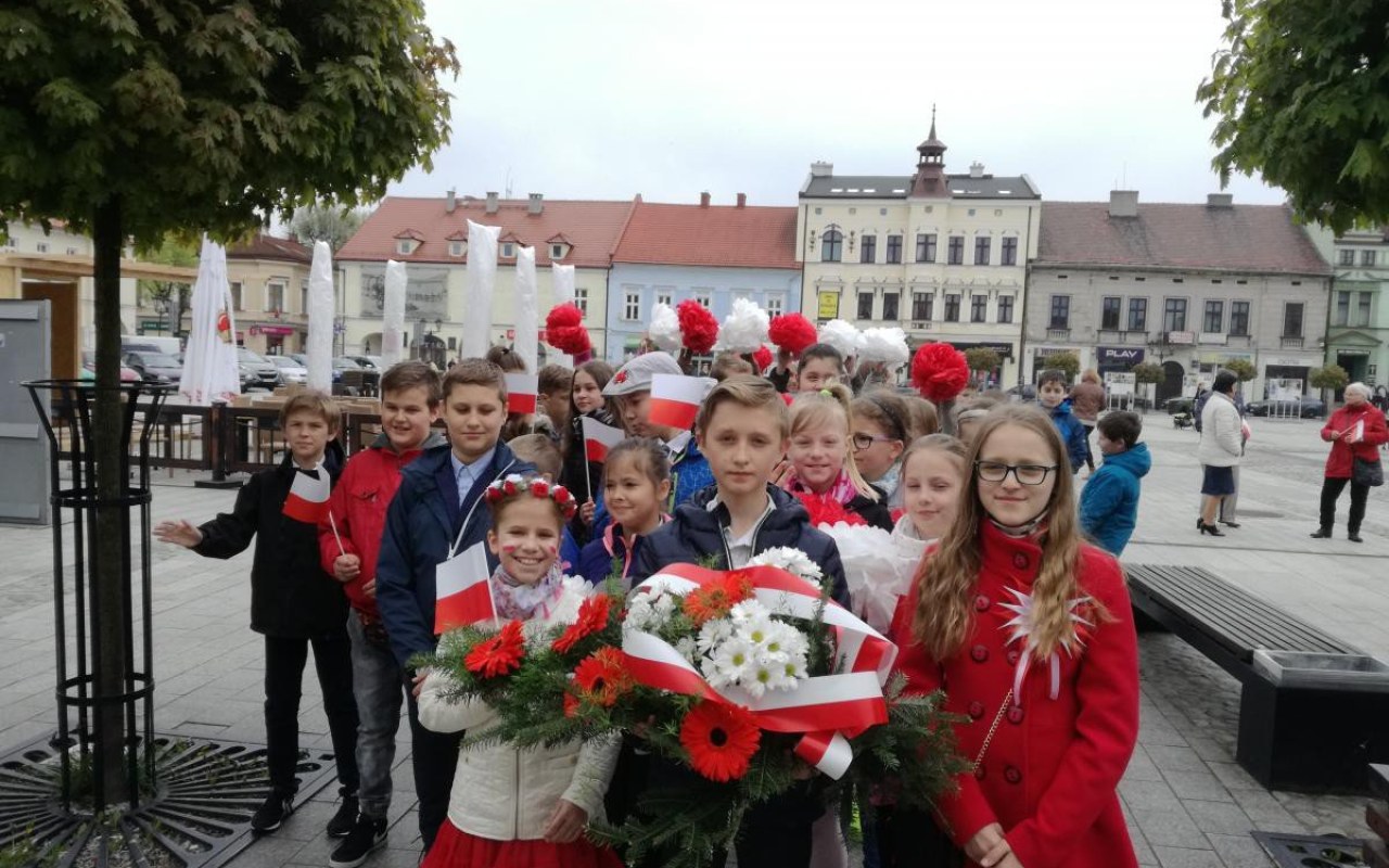 Patriotycznym pochodem Oświęcim uczcił 226. rocznicę uchwalenia Konstytucji 3 Maja