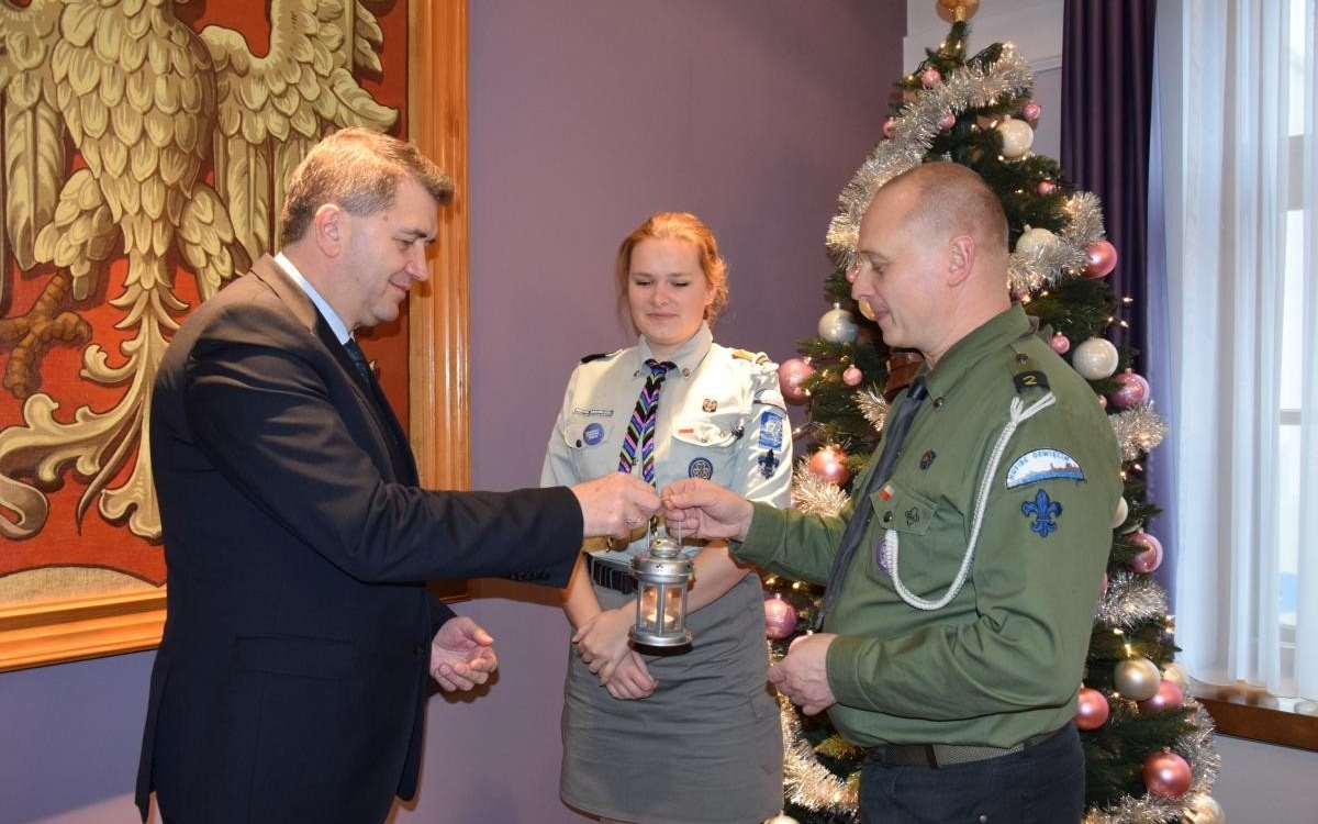 Oświęcim. Betlejemskie Światło Pokoju jest już w Urzędzie Miasta