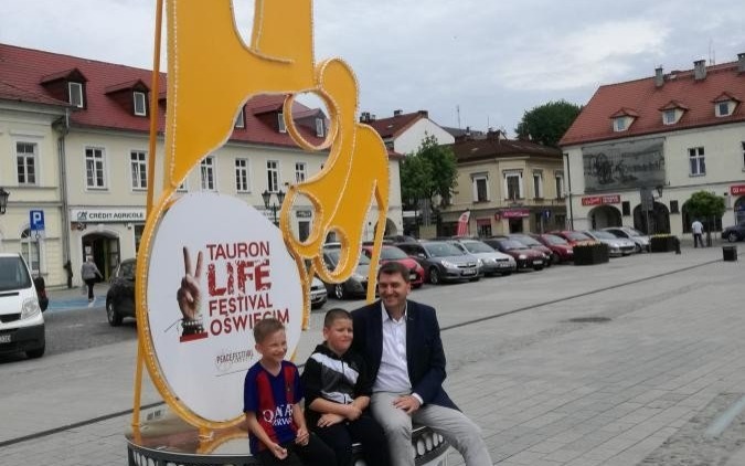 Oświęcim. Gigantyczna dłoń stoi na Rynku Głównym