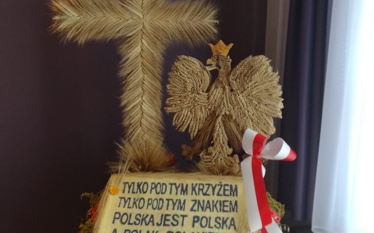 Oświęcim. Okazały wieniec dożynkowy z kłosów ziemi