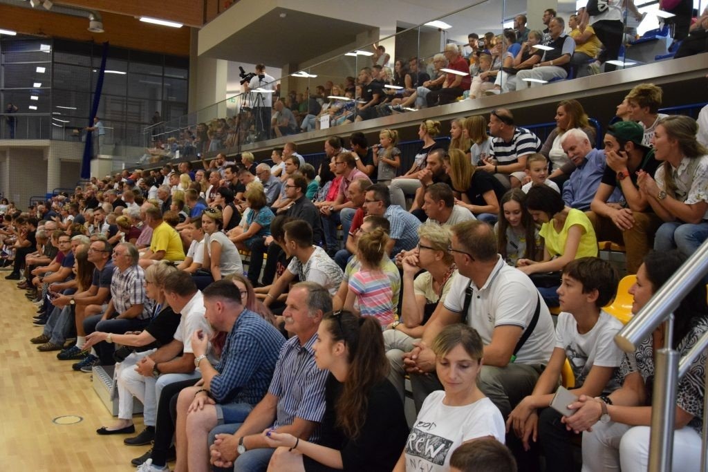 Oświęcim. Najlepsi koszykarze zagrali na otwarciu hali sportowej