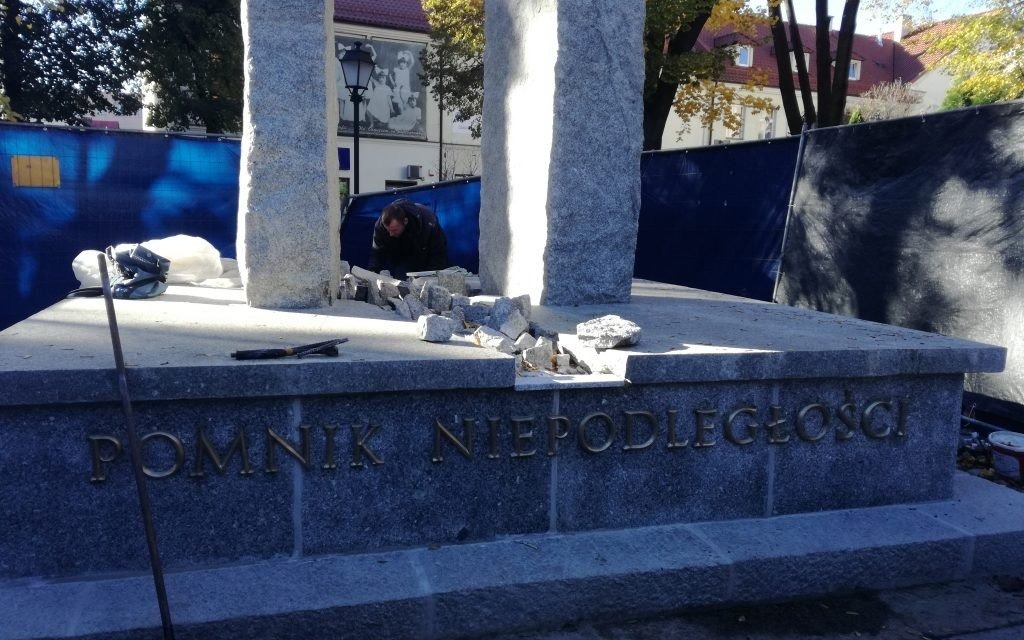 Oświęcim. Pomnik Niepodległości ma nowego orła