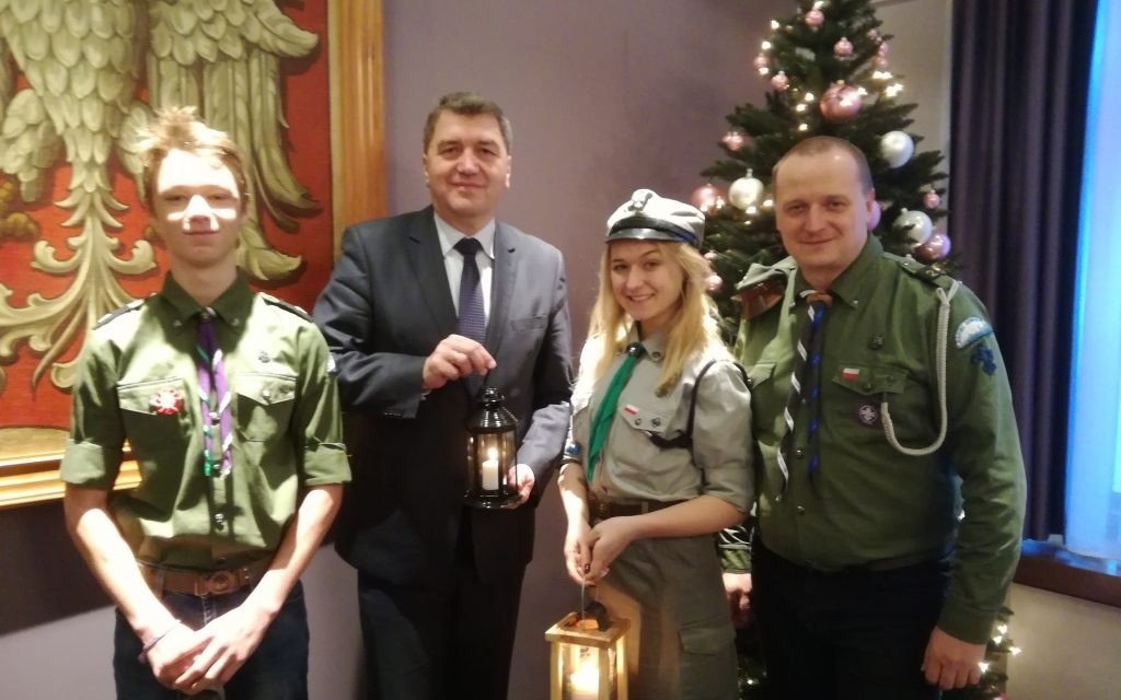 Oświęcim. " Światło, które łączy" przekazali harcerze