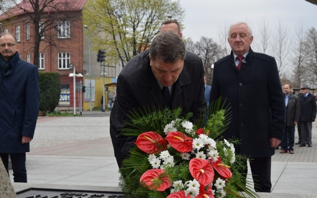 Oświęcim. Złożono kwiaty i zapalono znicze jako wyraz pamięci o ofiarach katastrofy lotniczej pod Smoleńskiem