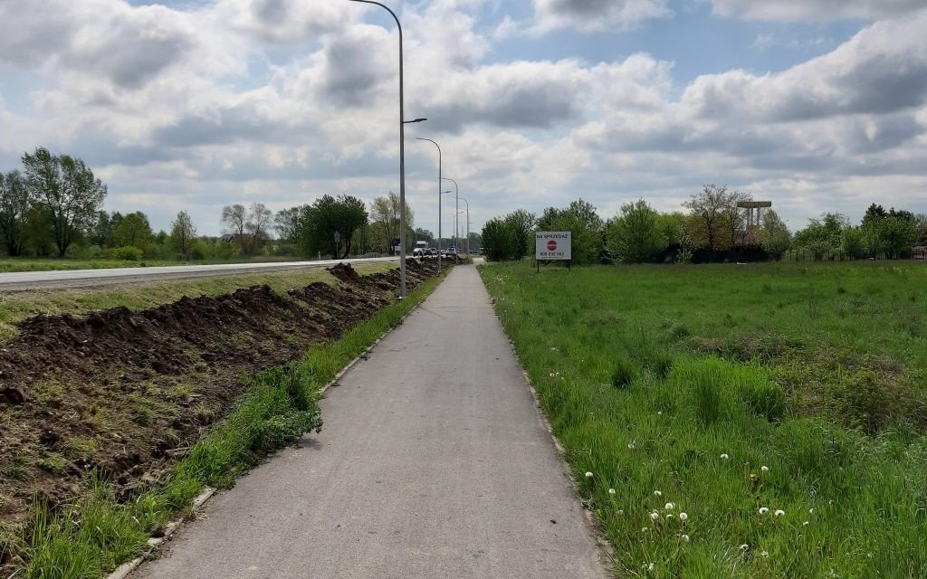 Oświęcim. Miasto zadbało o oświetlenie ścieżki i ulicy wzdłuż drogi krajowej 44