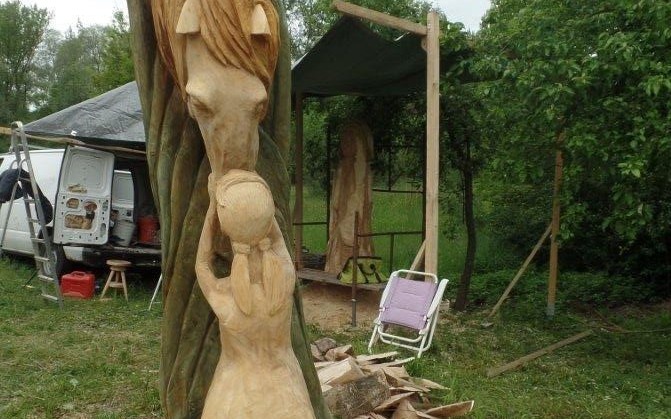 Oświęcim. Czerwony Kapturek już jest. Teraz artysta rzeźbi postać wilka