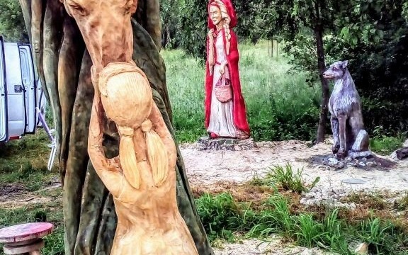 Oświęcim. Plenerowa galeria bajkowych postaci. Aktualizacja fot.