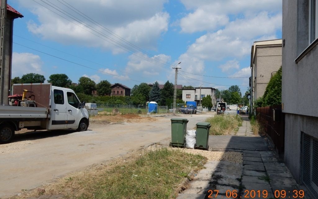 Oświęcim. Tymczasowa organizacja ruchu przy ulicy Elizy Orzeszkowej. W czerwcu ruszyła jej przebudowa