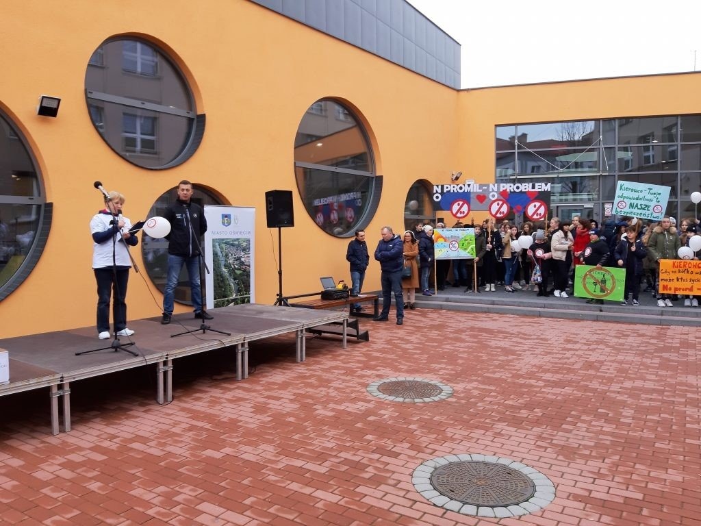 Oświęcim. Uczniowie z oświęcimskich szkół edukowali kierowców. Podsumowanie kampanii "No promil-No problem"