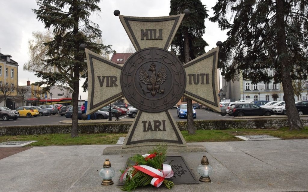 Oświęcim. Zapalili znicze i złożyli kwiaty w rocznicę stanu wojennego