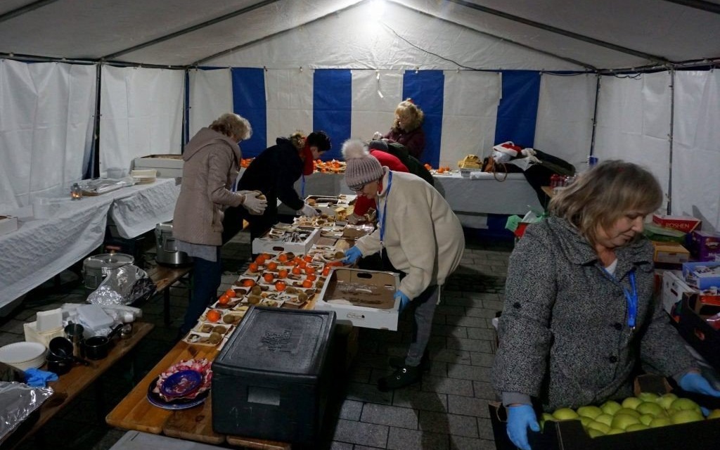 Oświęcim. Oświęcimianie łamali się opłatkiem i składali sobie świąteczne życzenia. 12. Wigilia Oświęcimian już za nami