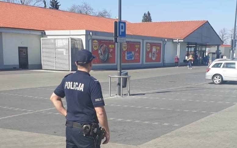 Oświęcim. Policjanci przypominają, aby w trakcie świątecznych zakupów pamiętać o bezpieczeństwie