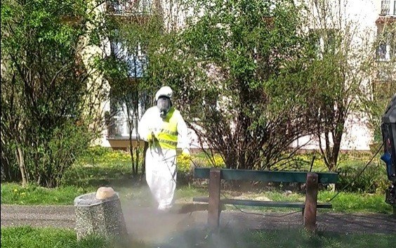 Oświęcim. Dezynfekcja przestrzeni miejskiej. Odkażono ścieżki, ławki i kosze na śmieci