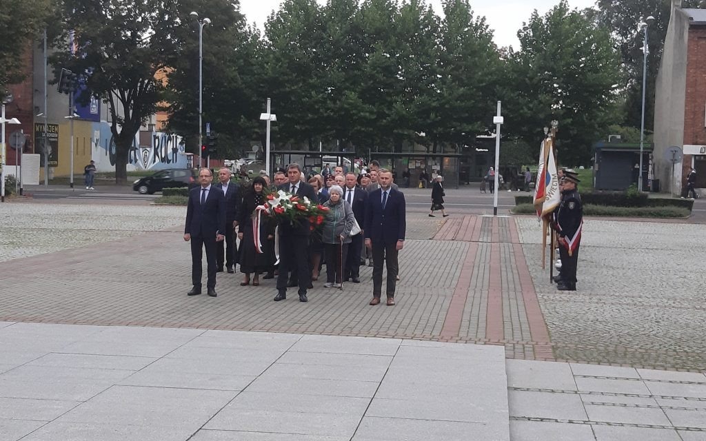 Oświęcim. 81. rocznica agresji ZSRR na Polskę. Oświęcimianie oddali hołd ofiarom