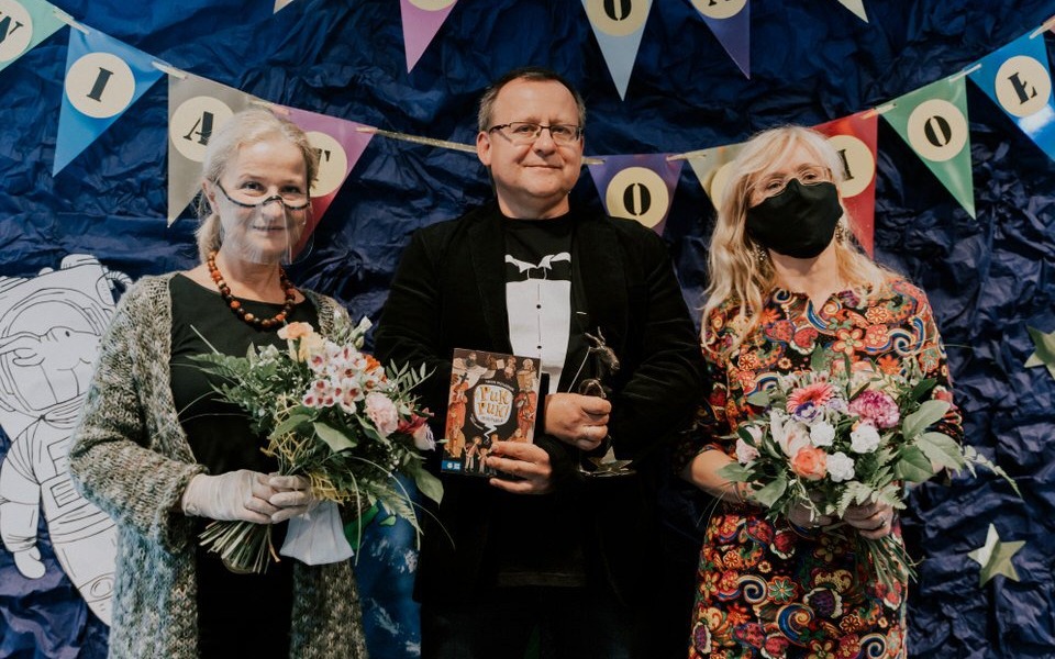 Oświęcim. Wręczono nagrodę i wyróżnienia 27. Ogólnopolskiej Nagrody Literackiej im. Kornela Makuszyńskiego. "Koziołka" otrzymał Marcin Przewoźniak za książkę „Puk, puk! Zastałem króla?”