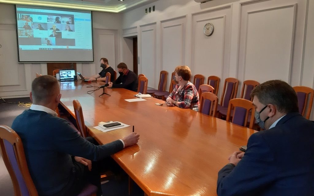 Oświęcim. Zamknięta pływalnia i tunele. Mniej pasażerów w autobusach. Szkoły podstawowe pracują bez zmian