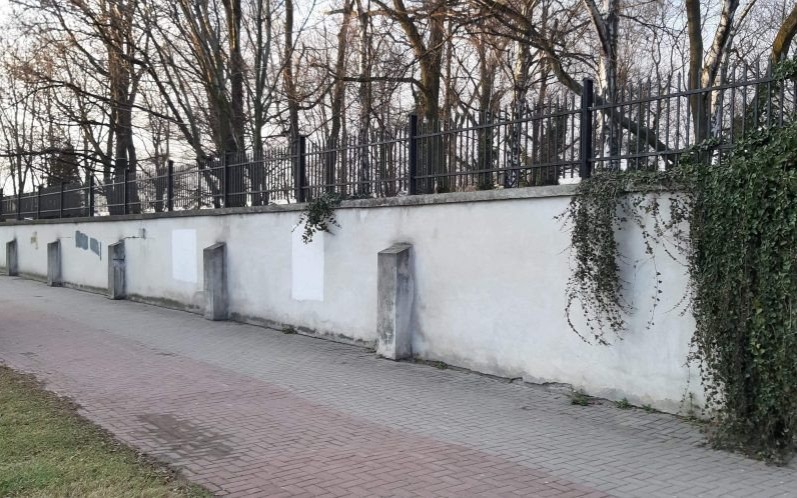 Oświęcim. Policja zatrzymała sprawców, którzy namalowali faszystowskie napisy na murze cmentarza żydowskiego