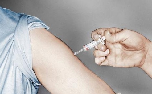 Oświęcim. Pacjent potrzebuje szczepienia w domu? Powinien skontaktować się z POZ, aby przyjechał do niego mobilny punkt szczepień