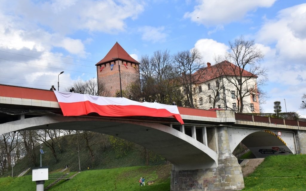 Wielka flaga na moście piastowskim