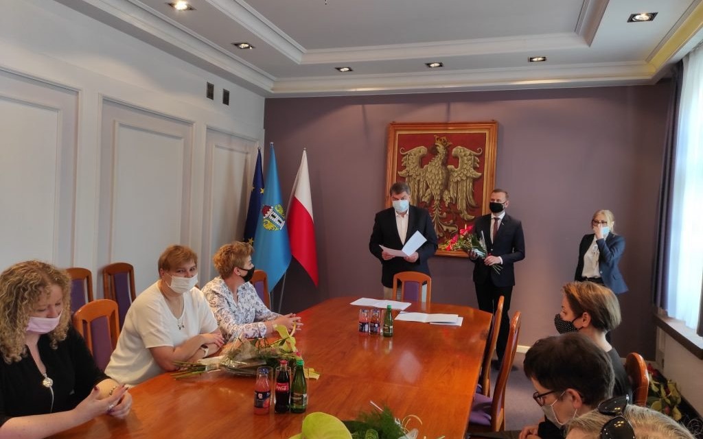 Oświęcim. Pożegnano dyrektorów szkół. Nominacje na stanowiska wręczono nowym
