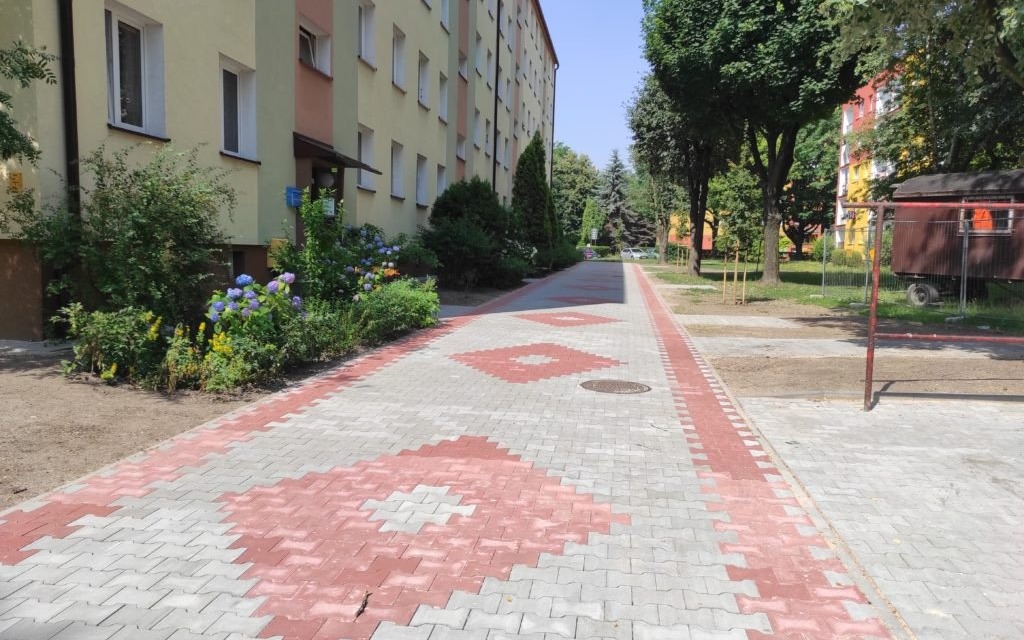 Oświęcim. Nowe chodniki i dojścia do bloków