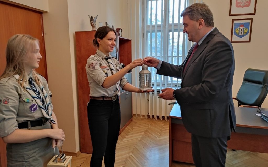 Oświęcim. Betlejemskie Światło Pokoju płonie w Urzędzie Miasta