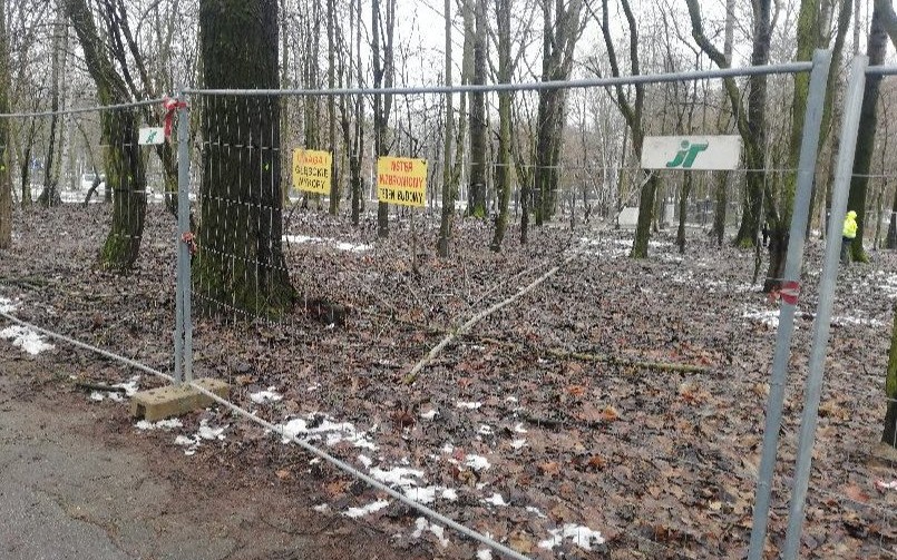 Oświęcim. Gaz -System buduje gazociąg Oświęcim - Tworzeń. Prace są prowadzone w parku na osiedlu Chemików