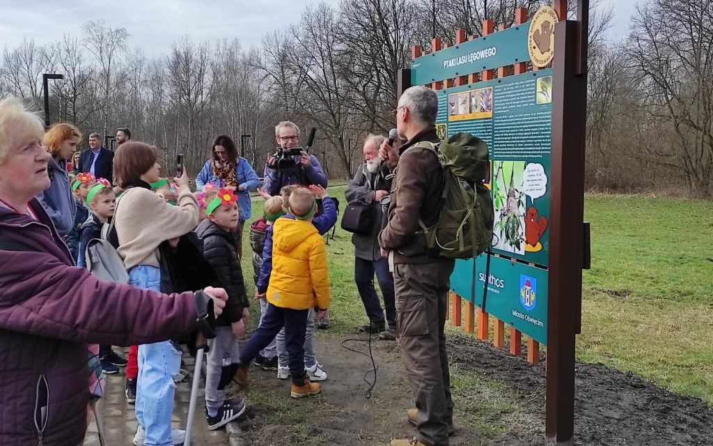 Oświęcim. Bogactwo lasu łęgowego opisane na tablicach. Nową atrakcję na Kamieńcu otworzyły dzieci