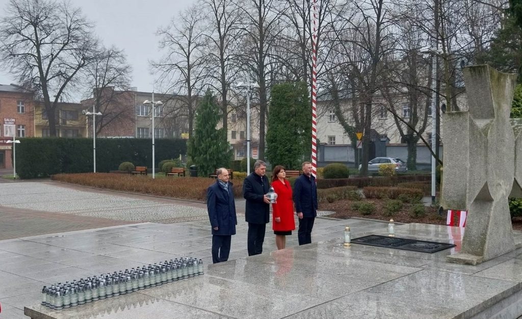 Oświęcim. Zapalono 96 zniczy w 13. rocznicę katastrofy pod Smoleńskiej