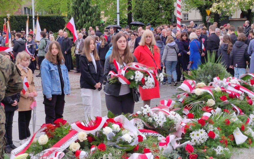 Oświęcim. Rocznica uchwalenia Konstytucji 3 Maja. Uroczystości na placu Tadeusza Kościuszki