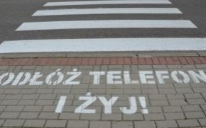 Oświęcim. Od poniedziałku przy drogach malowane będą ostrzeżenia dla pieszych