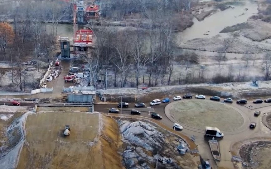 Oświęcim. Ronda na obwodnicy Oświęcimia z ruchem dwukierunkowym przed świętami. Sprawniej pojedziemy drogami wojewódzkimi 933 w kierunku Brzeszcz i 948 w stronę Kęt