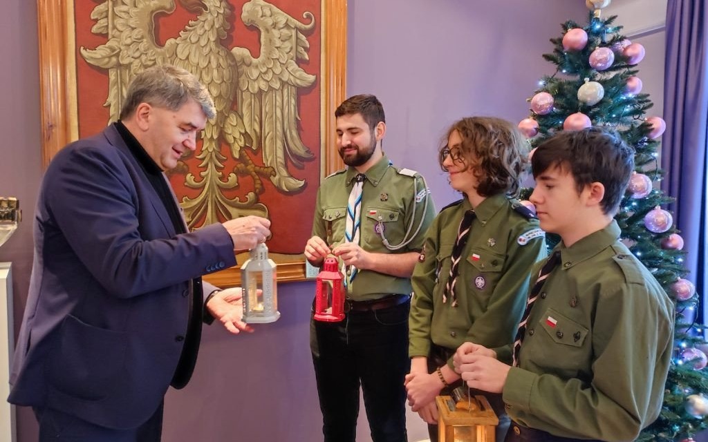 Oświęcim. Betlejemskie Światło Pokoju dotarło do urzędu