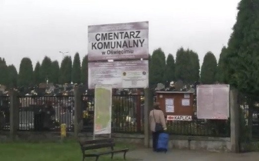 Oświęcim. Zapisy na sprzedaż zniczy i kwiatów przy drogach dojazdowych do cmentarzy